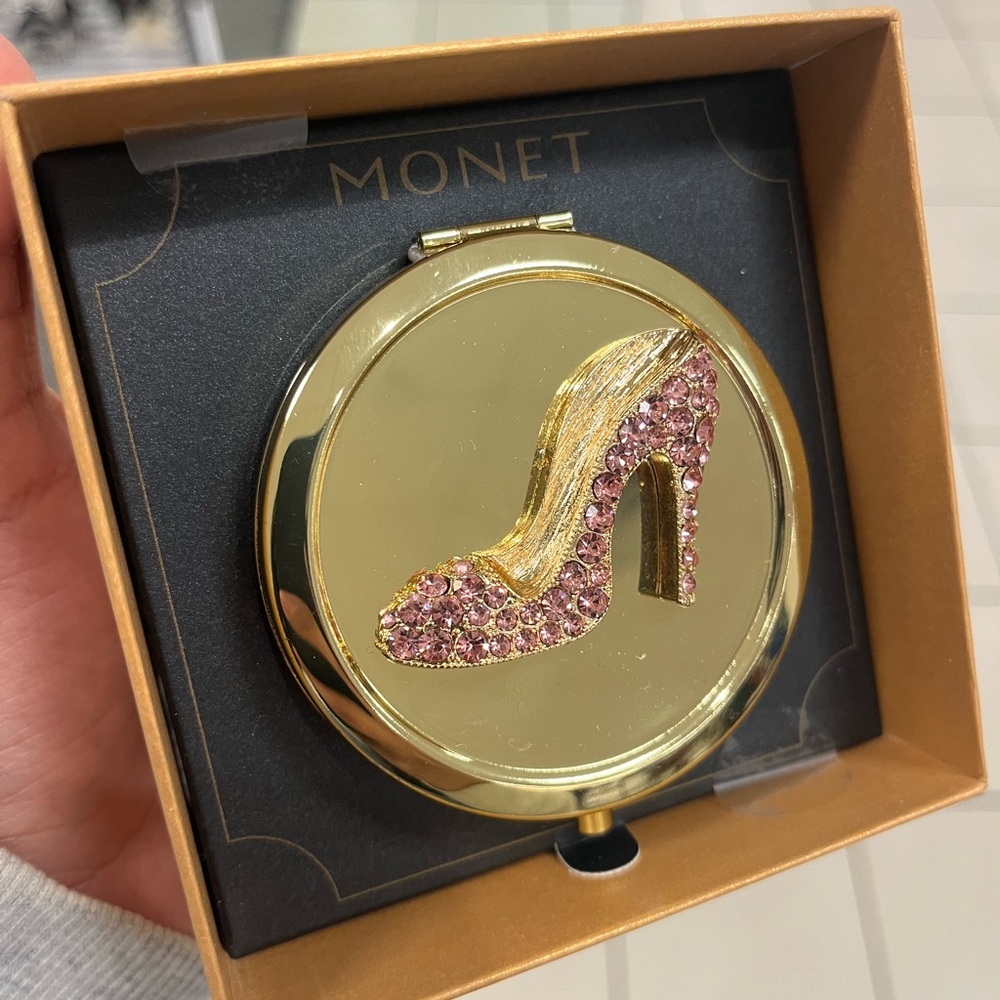 Cute heel design compact